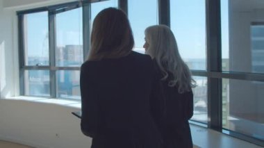 Mutlu erkek iş adamları ve kadın ortaklar.