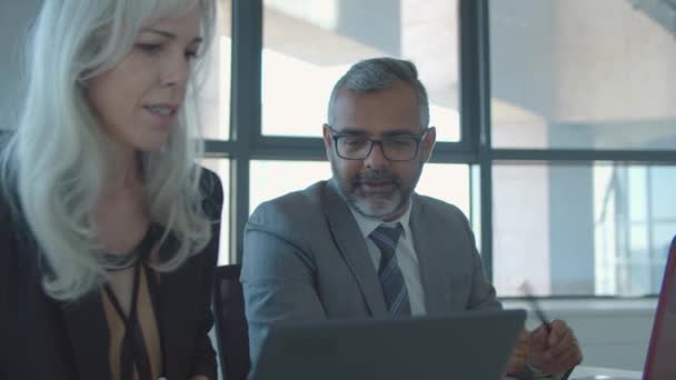 Positieve collega 's kijken en discussiëren over presentatie — Stockvideo