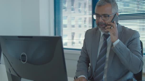 Executivo de cabelos grisalhos focado usando computador — Vídeo de Stock