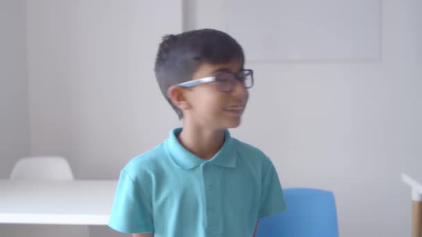 Веселый латинский школьник в очках — стоковое видео