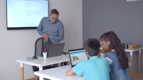 Guru ilmu komputer berdiri di mejanya di kelas — Stok Video