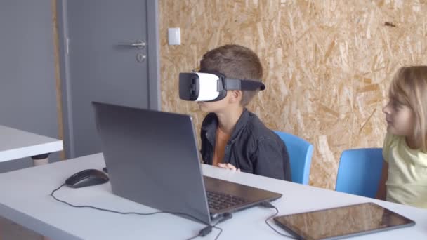 Écolier portant des lunettes VR — Video