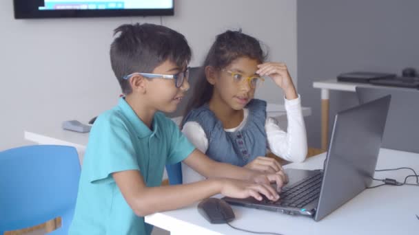 Nadšené latinské školáky pracující na společném úkolu — Stock video