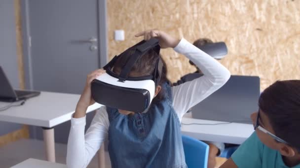 Niños poniéndose gafas VR en clase de ciencias de la computación — Vídeo de stock