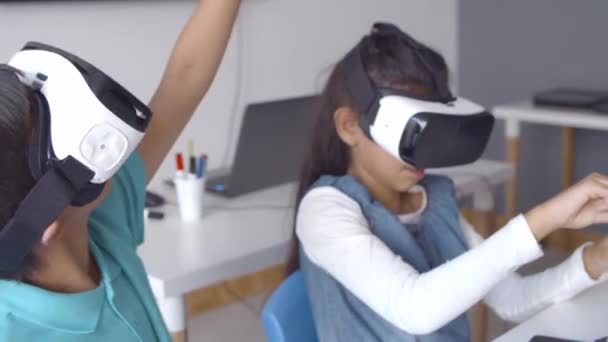 Двое детей в VR гарнитуре — стоковое видео
