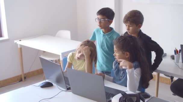 Compagni di classe che fanno il compito scolastico insieme — Video Stock