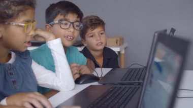 Okul çocukları birlikte görev yapıyor.