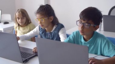 Sınıfta dizüstü bilgisayar kullanan sınıf arkadaşları