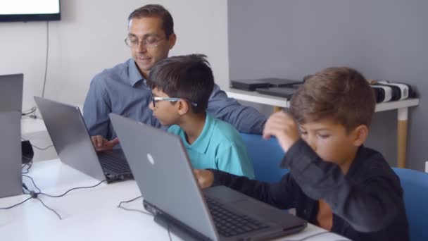 Professora de Ciência da Computação a ensinar alunos a escrever códigos — Vídeo de Stock