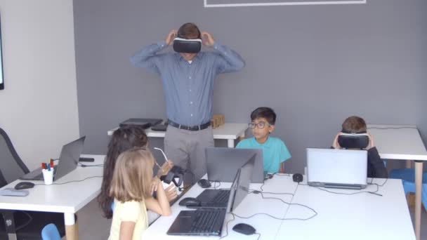 Professora da escola mostrando como as tecnologias de realidade virtual funcionam — Vídeo de Stock