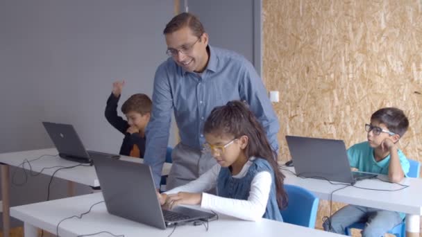 Učitel informatiky pomáhá žákovi — Stock video