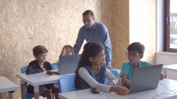 Professor de pé em alunos com laptops em sala de aula — Vídeo de Stock