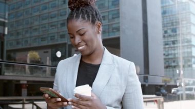 Mutlu düşünceli bayan ofis çalışanı dışarıda duruyor.