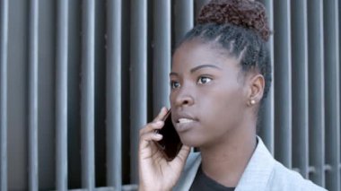 Kendine güvenen bir kadın profesyonel dışarıda bekliyor.