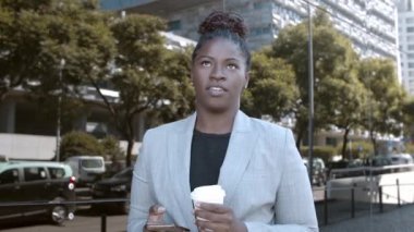 Dışarıda duran kendinden emin iş blogcusu