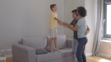 Neşeli aktif çocuk ev aktivitelerinden zevk alıyor.