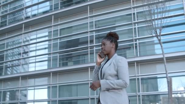Σοβαρή Αφρο-αμερικανική επιχειρηματική κυρία καλώντας τον αριθμό — Αρχείο Βίντεο