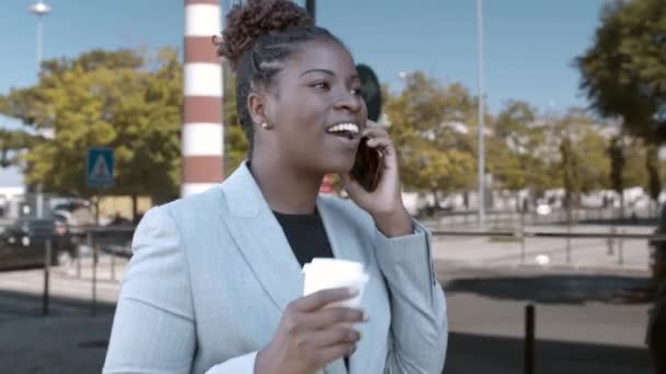 Gerente afro-americano animado andando rua da cidade — Vídeo de Stock