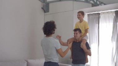 Mutlu çocuk babasının boyunlarında