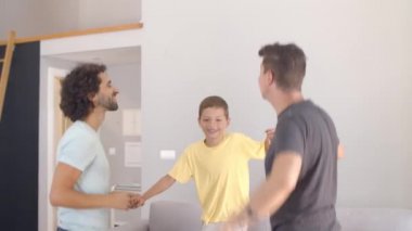 Neşeli aktif çocuk evde eğleniyor.