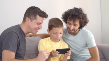 Akıllı telefondan online oyun oynayan çocuk