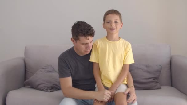 Szczęśliwy przystojny samotny tata i syn pozowanie w domu — Wideo stockowe