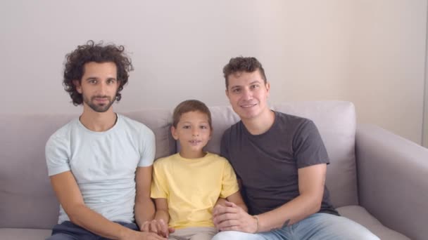 Gelukkig knap gay ouders en zoon poseren thuis — Stockvideo