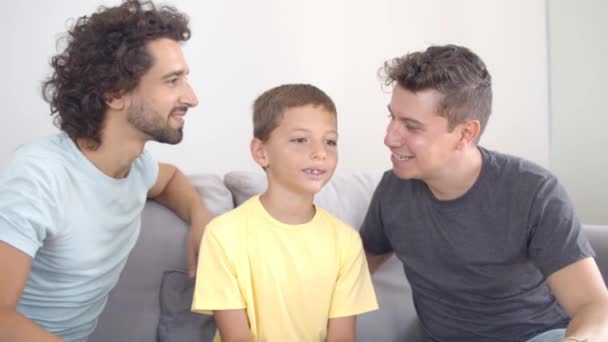 Két boldog apa csókolózik, fiam. — Stock videók