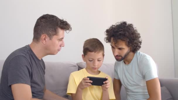 Nadšený chlapec vyhrál online hru na smartphone — Stock video