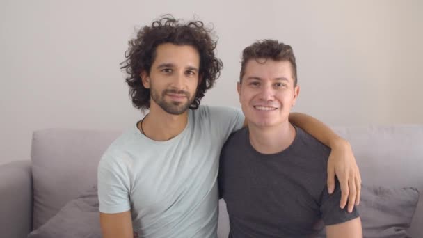 Szczęśliwy przystojny gej para pozowanie w dom — Wideo stockowe