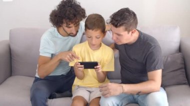 Cep telefonuna odaklanmış çocuk oyunu oynuyor