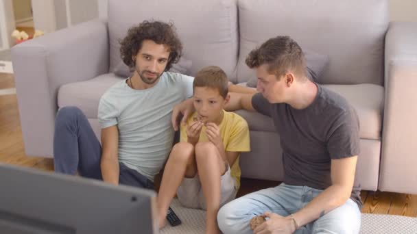 Padres homosexuales positivos y niños comiendo galletas — Vídeos de Stock