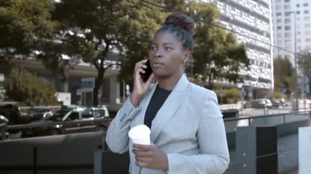 Pewny siebie afro-amerykański menadżer idący ulicą miasta — Wideo stockowe