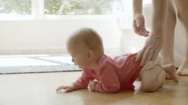 Babadan anneye zemin üzerinde sürünen komik çocuk ve telefonu alıyor.