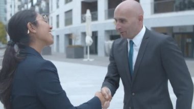 Ofis binasında bir çift mutlu profesyonel toplantı.