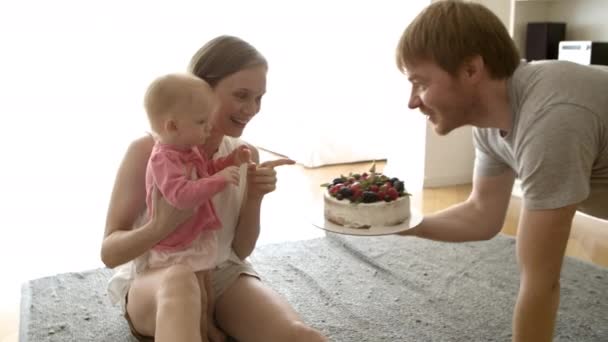 Кавказская семья празднует день рождения девочки в розовой рубашке — стоковое видео