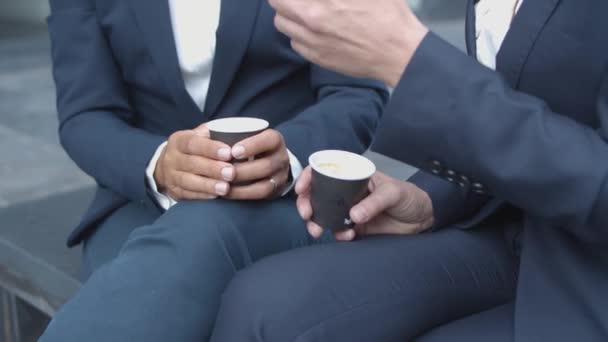 Zwei Büroangestellte trinken Kaffee zum Mitnehmen — Stockvideo