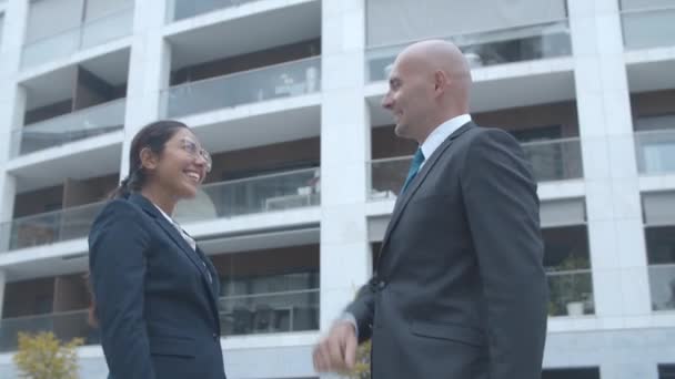 Casal de colegas de negócios felizes reunidos no escritório — Vídeo de Stock