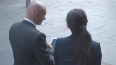 Dizüstü bilgisayarı olan iki iş adamı projeyi tartışıyor