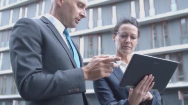 İki iş ortağı projeyi tartışıyor