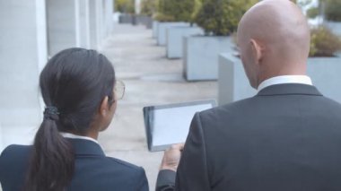İki profesyonel iş adamı projeyi tartışıyor