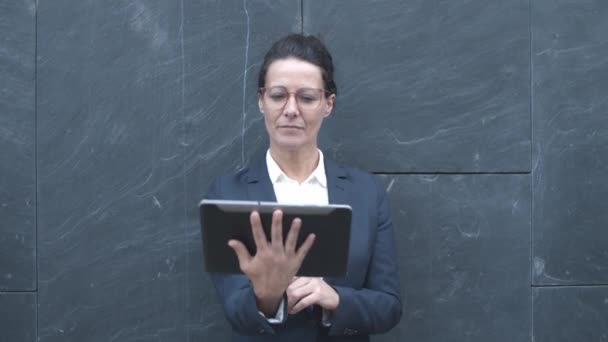 Focalizzata donna d'affari caucasica in abito e occhiali — Video Stock
