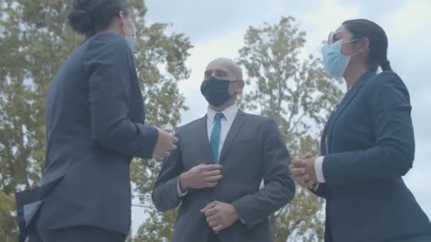 Группа дружественных деловых партнеров в масках — стоковое видео