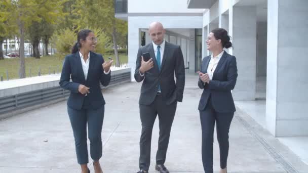 Команда счастливых бизнесменов, идущих вместе — стоковое видео