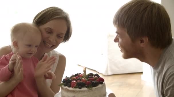 Счастливые мама и папа празднуют день рождения малышки — стоковое видео