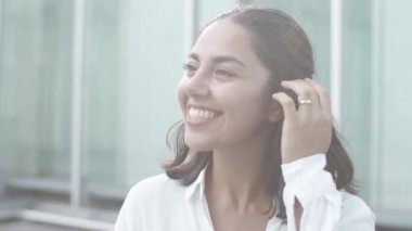 Mutlu bayan ofis çalışanı iş arkadaşıyla sohbet ediyor.