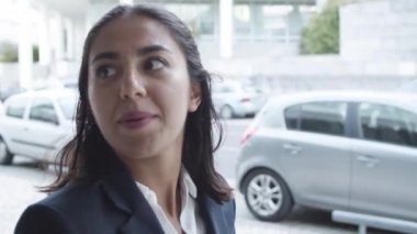 Şehir caddesinde yürüyen iki ciddi iş arkadaşı