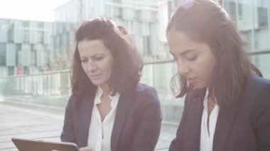 Ciddi iş kadınları iş için dizüstü bilgisayar kullanıyor