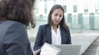 Laptop ve tablet kullanarak odaklanmış kadın iş arkadaşları