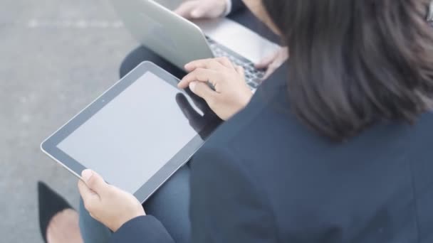 Tablet dan tangan-tangan perempuan pengusaha yang duduk di dekat rekan kerjanya — Stok Video